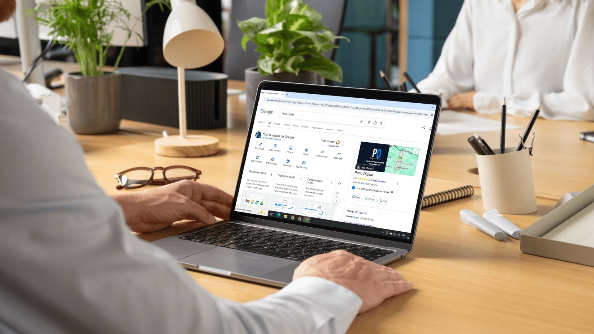 Google Business profil optimizacija - mockup prikaz na laptopu